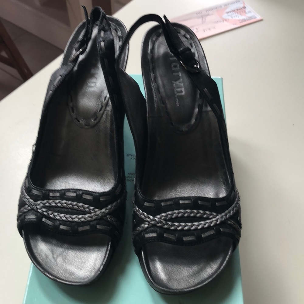 Grey/black Taryn Rose sandals